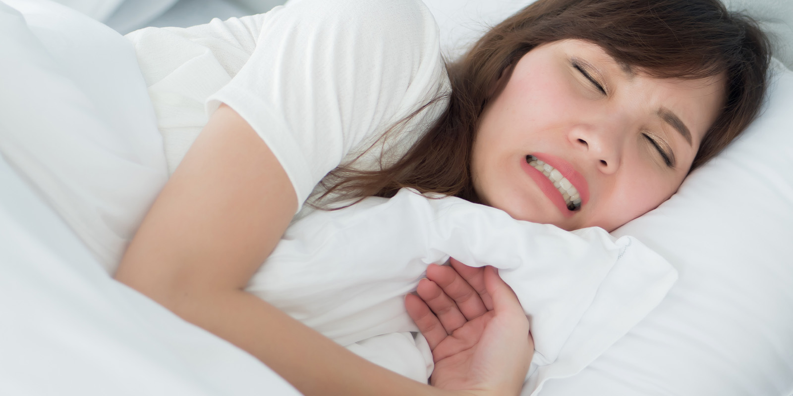 眠っている女性